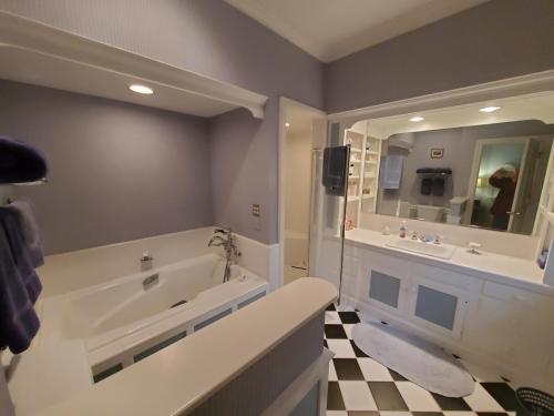 Guest Bath (en suite)
